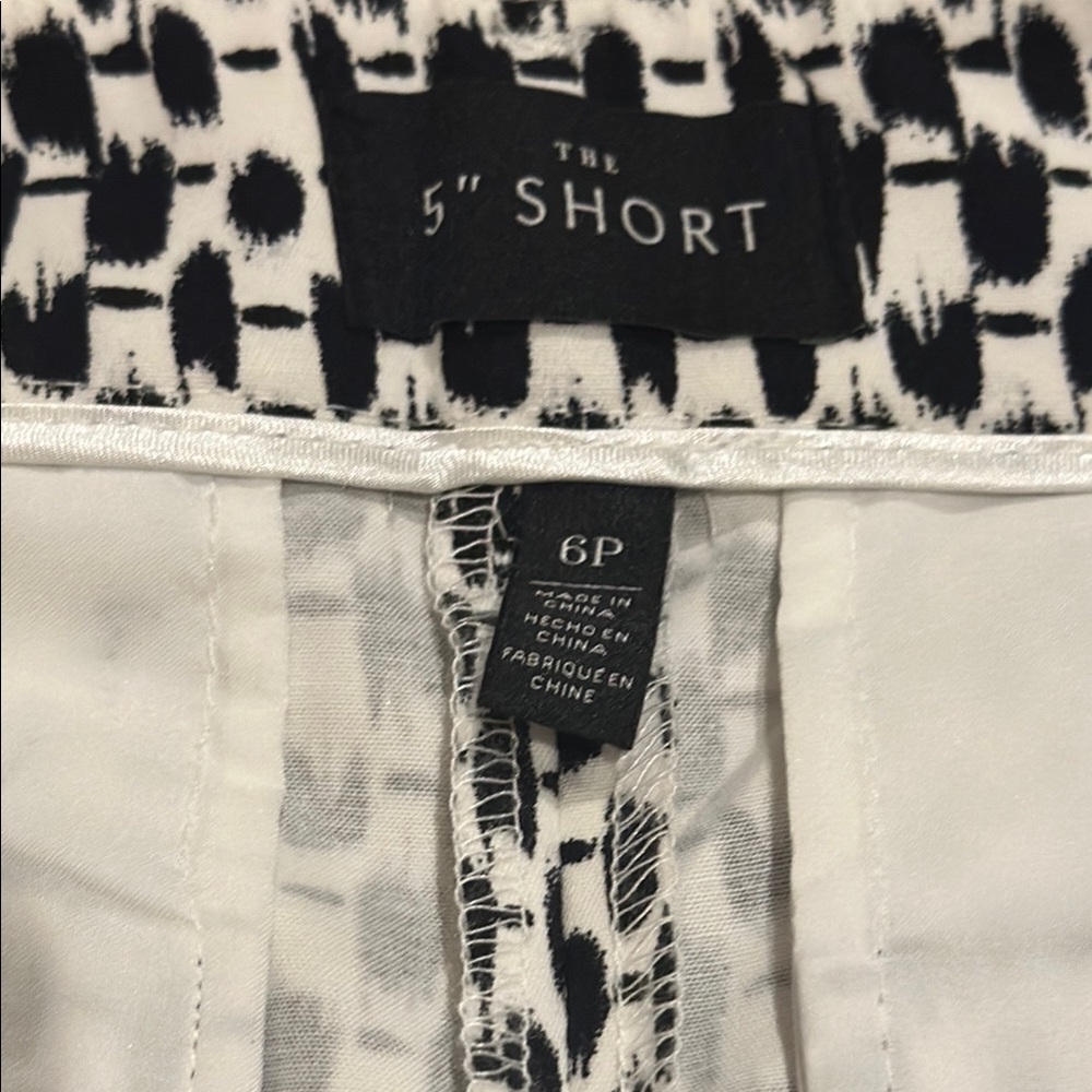 Like New!!White House Black Market Black and White Flat Front Shorts​ - Picture 8 of 10